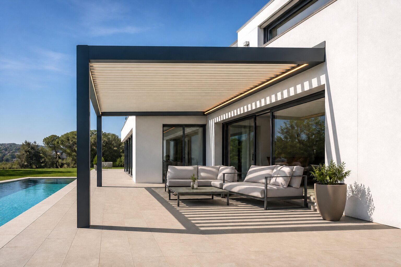 Estructura de pérgola de aluminio CERCA a medida, detalle de lamas motorizadas