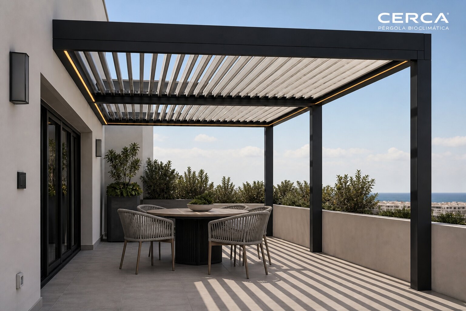 Detalle de los perfiles de aluminio y las lamas motorizadas de una pérgola CERCA a medida