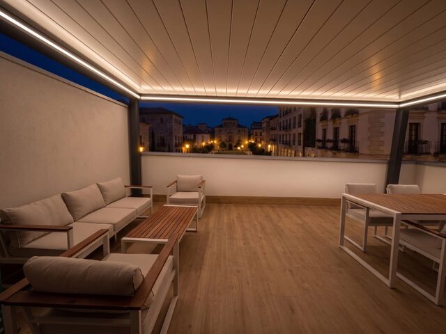Pérgola bioclimática CERCA en la terraza de un ático, con vistas a la ciudad, de noche, con la iluminación LED encendida
