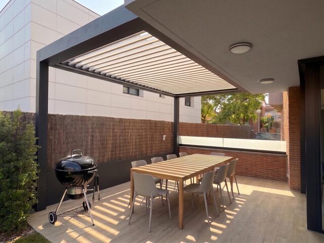 Pérgola bioclimática CERCA ampliando el porche existente de una vivienda, a mediodía