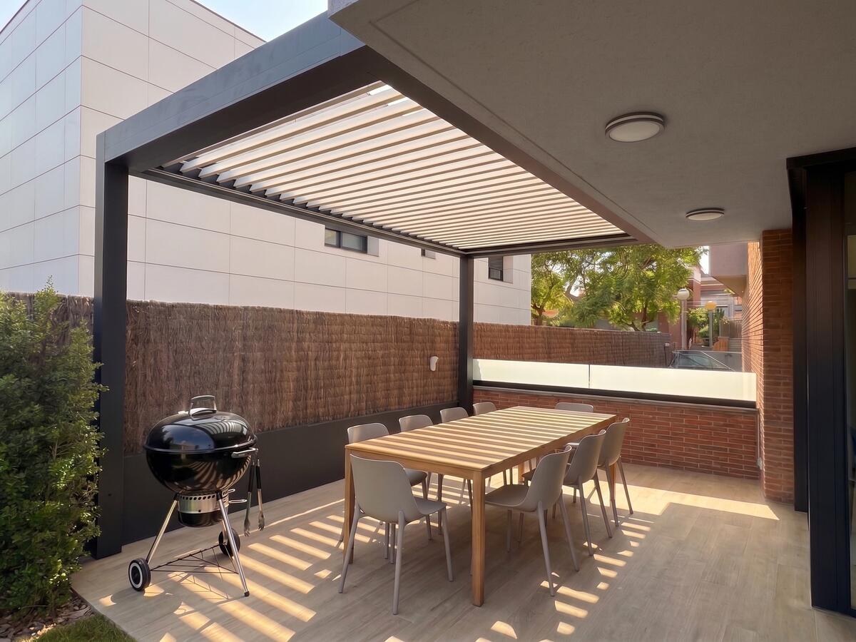 Pérgola CERCA con lona tensada ampliando el porche de una vivienda