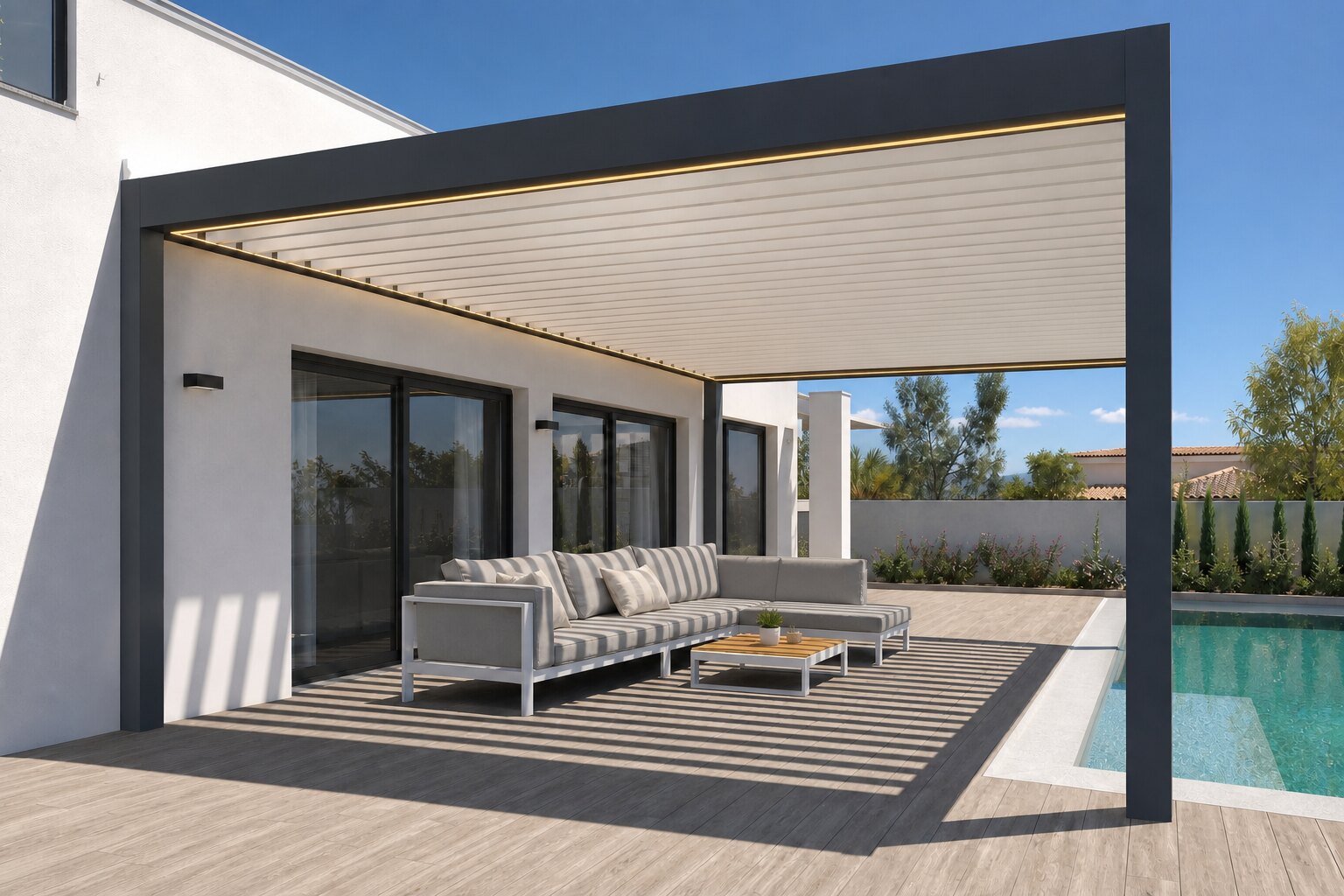 Pérgola bioclimática CERCA con cerramiento de cristal corredero sobre una terraza con piscina