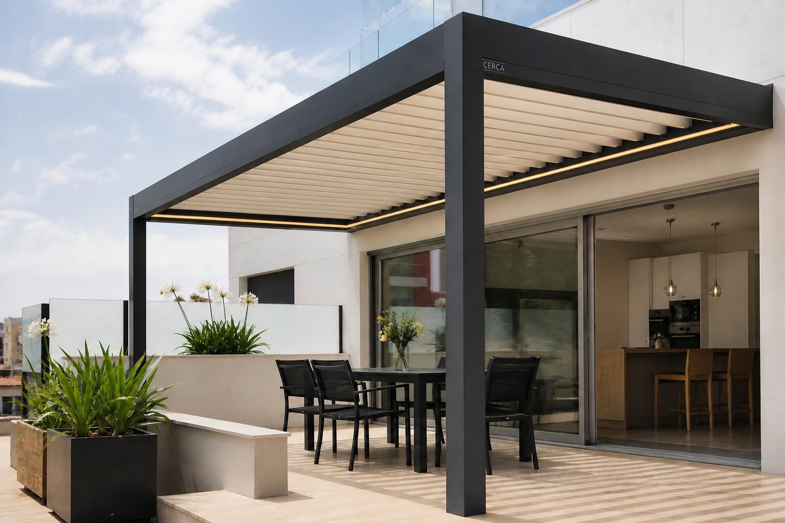 Terraza urbana a pie de calle con una pérgola bioclimática CERCA compacta